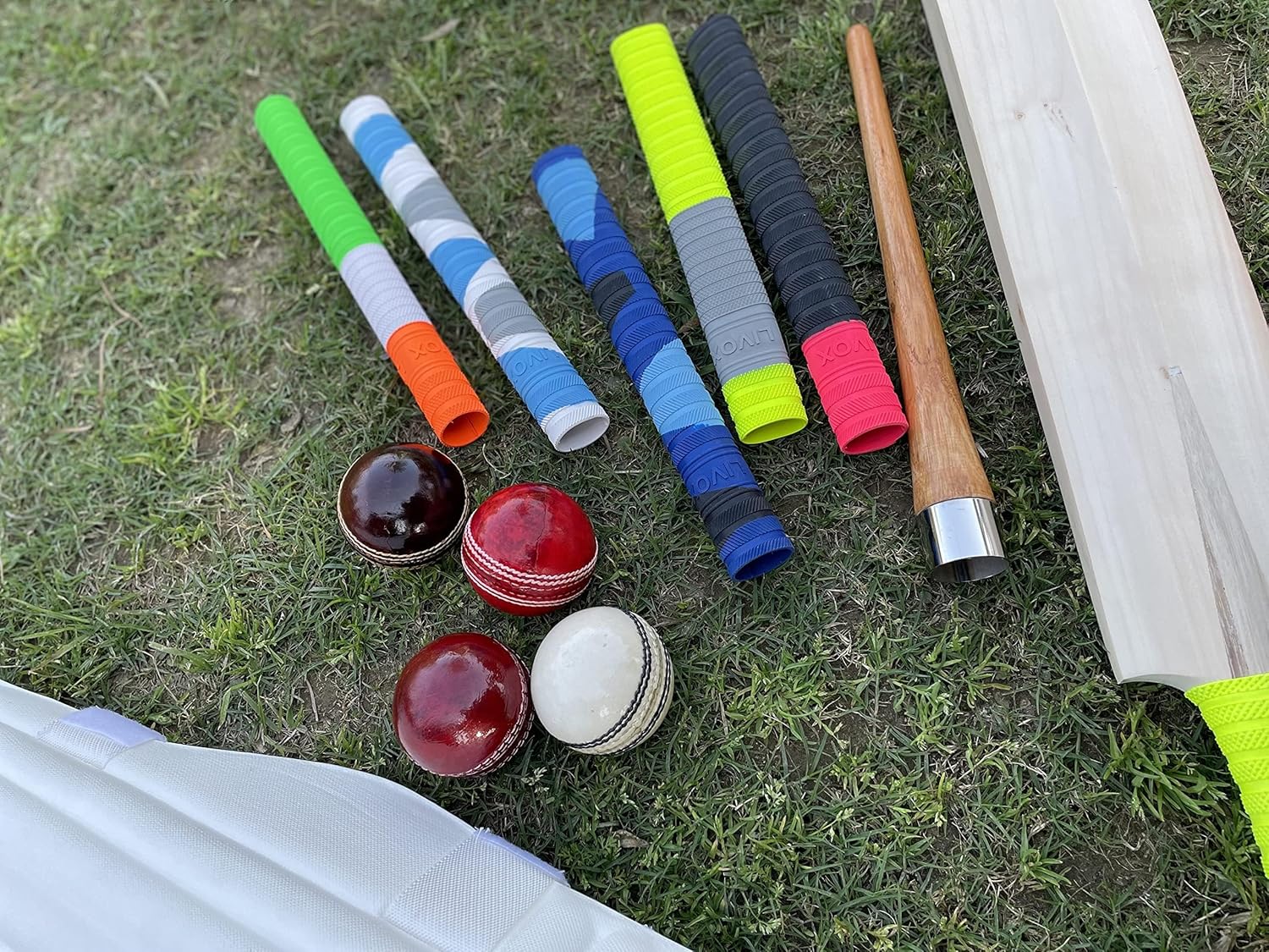 LIVOX® Premium Cricket Bat Handle Rubber 5 Grips for Enhanced Performance With Better Shock Absorption And 1 Wooden Gripper Cone (pack of 6)